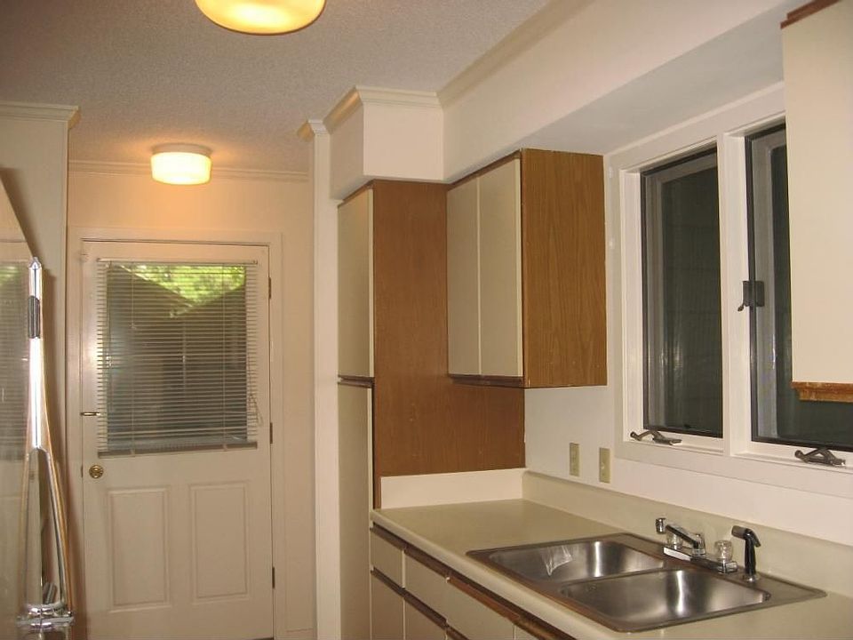 2nd image of 802 James Landing Ct