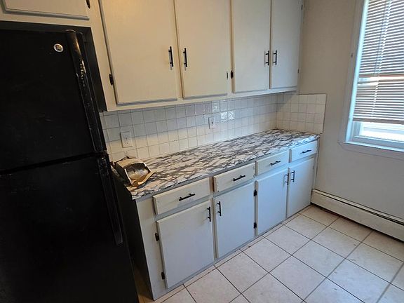 2nd image of 183 Albion St #2