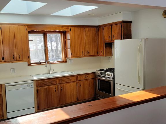 3rd image of 204 Vineyard Ave APT B