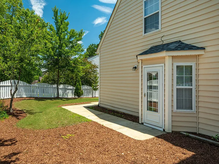 101 Thorncrest Dr — Photo 8