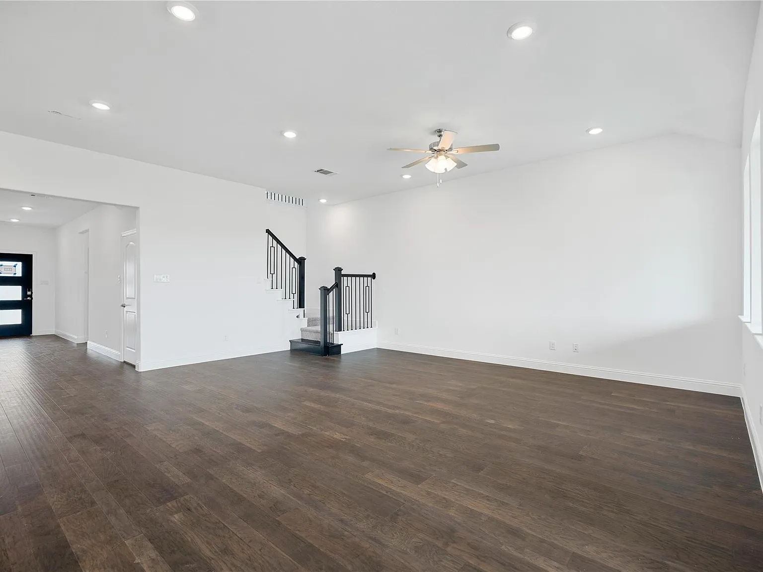 5 bed, 2880 sqft, $3,000 — Photo 2
