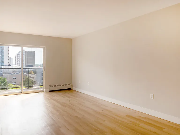 565 Talbot St — Photo 13