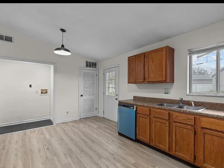 1950 Thunderbird Ave — Photo 9