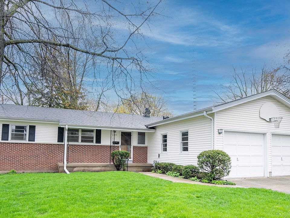 Brick and vinyl ranch home, 2 car garage