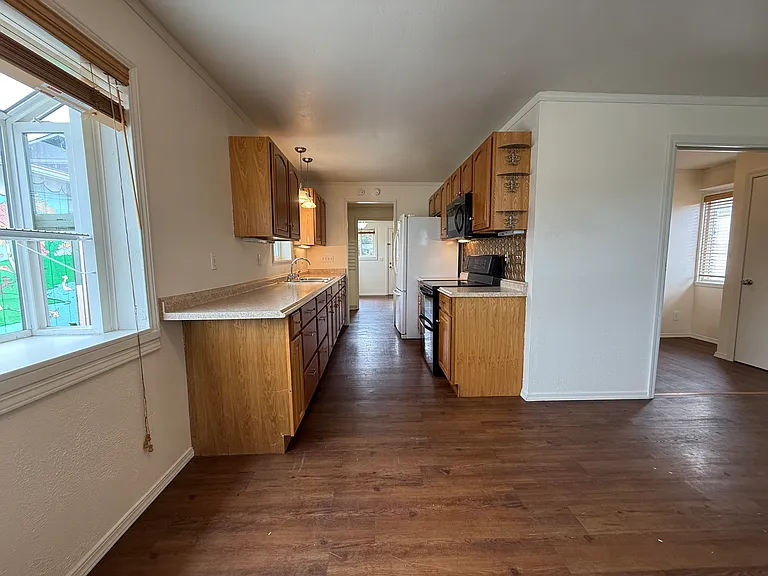 1075 Pacific Ave — Photo 8