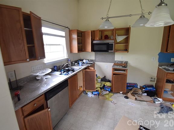 4th image of 633 Overlook Rd