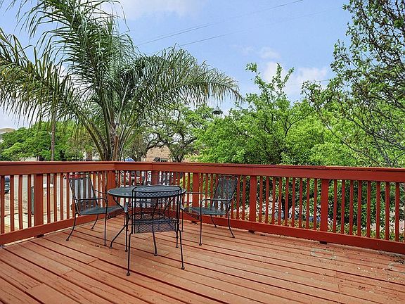 Amazing deck for entertaining