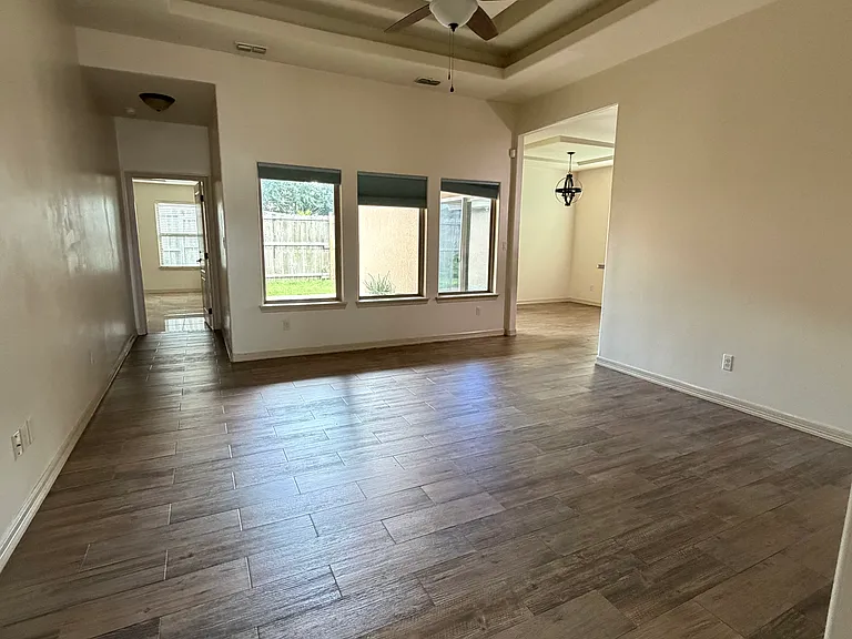 3901 Thunderbird Ave — Photo 11