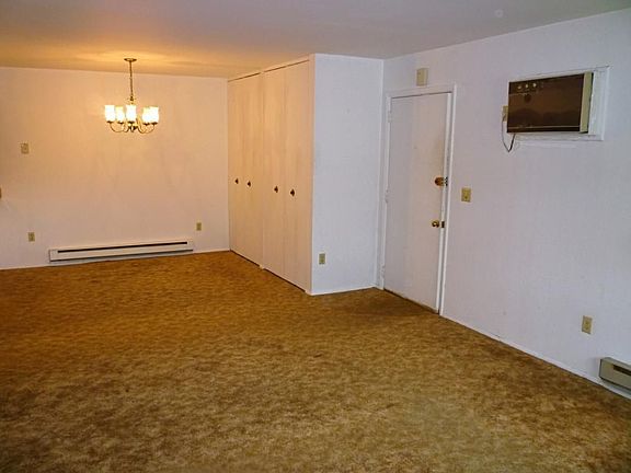 Living Room/Dining Area