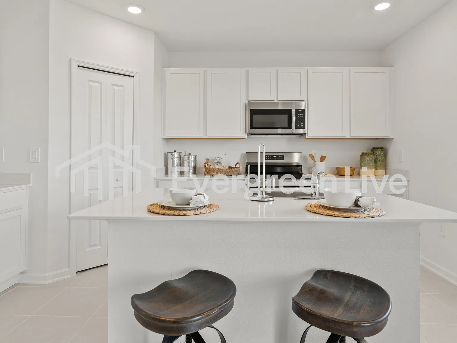 5 bed, 3.0 bath, 2451 sqft, $2,465 — Photo 1