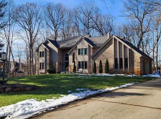 2640 Towering Oaks Dr, White Lake, MI