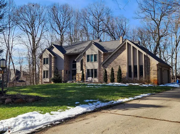 2640 Towering Oaks Dr, White Lake, MI 48383