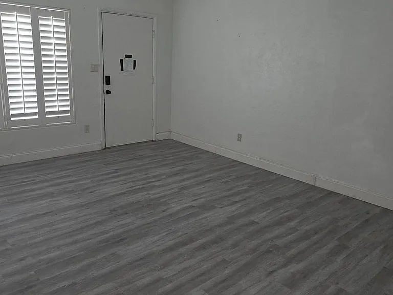 944 Kensington Dr — Photo 4