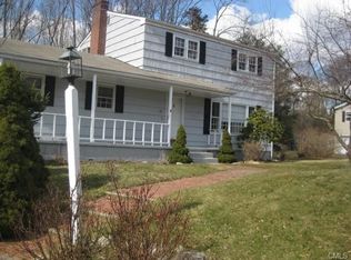 17 Columbine Ln, Norwalk, CT 06851
