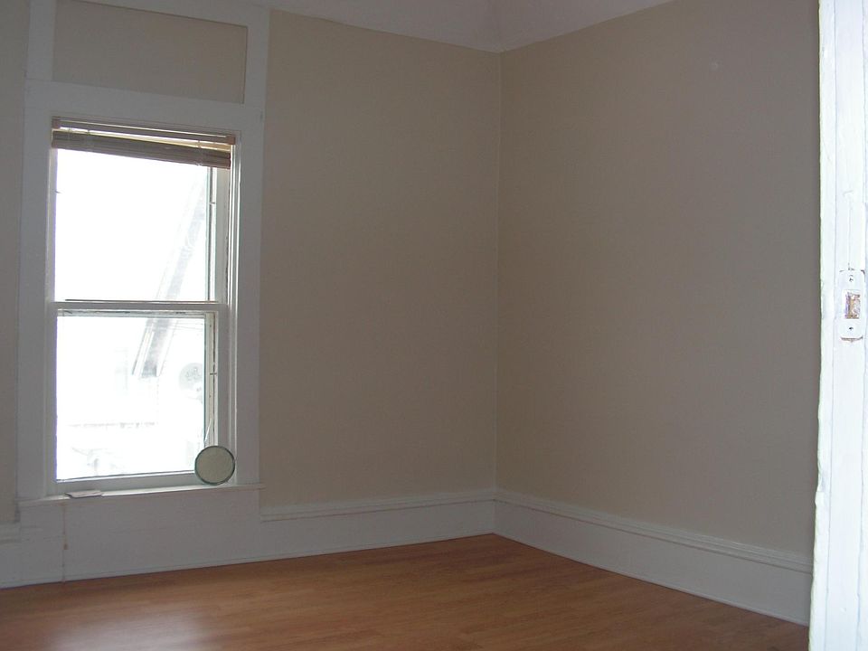 2nd image of 3212 1/2 1st Ave S #3