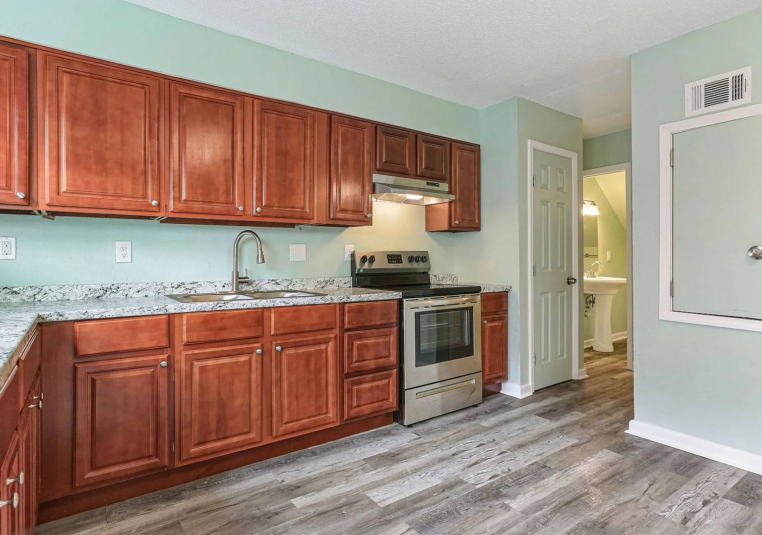Modern 2BR Townhouse-Style Apartment | 1,010 Sq. Ft. | Renovated Interior | Westbank Expressway L... — Photo 4