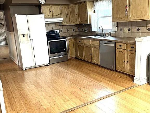 5th image of 2200 Donald St