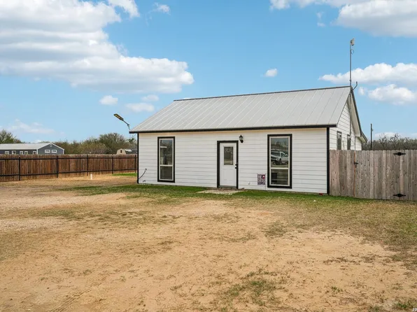 325 Las Palomas, Lytle, TX 78052