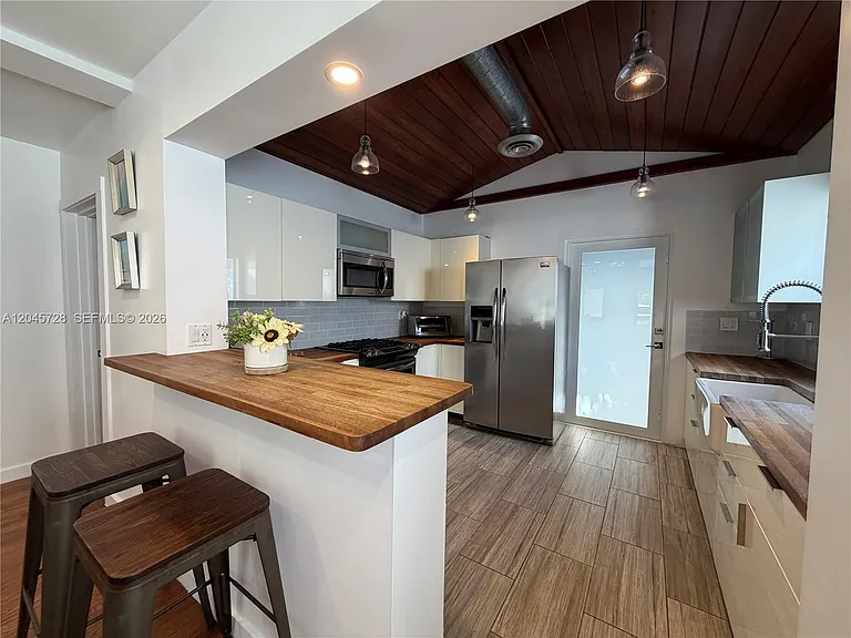 2112 SW 60th Ct — Photo 7