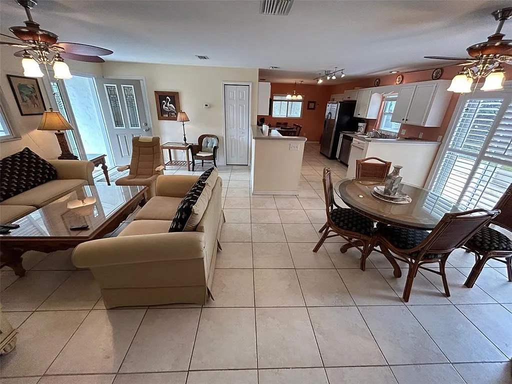 2 bed, 2.0 bath, 1169 sqft, $3,600 — Photo 4