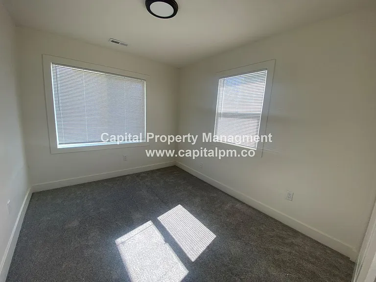 915 E Crandall Ave — Photo 4