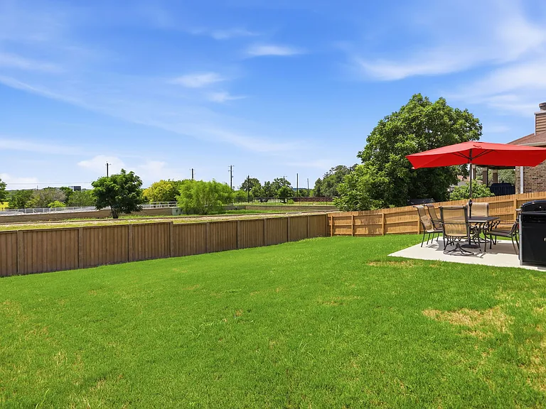 7910 Emmeline Dr — Photo 26