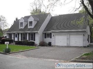 60 Ruth St, Smithtown, NY 11787