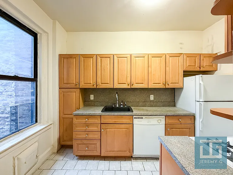 609 W 186th St #44 — Photo 7