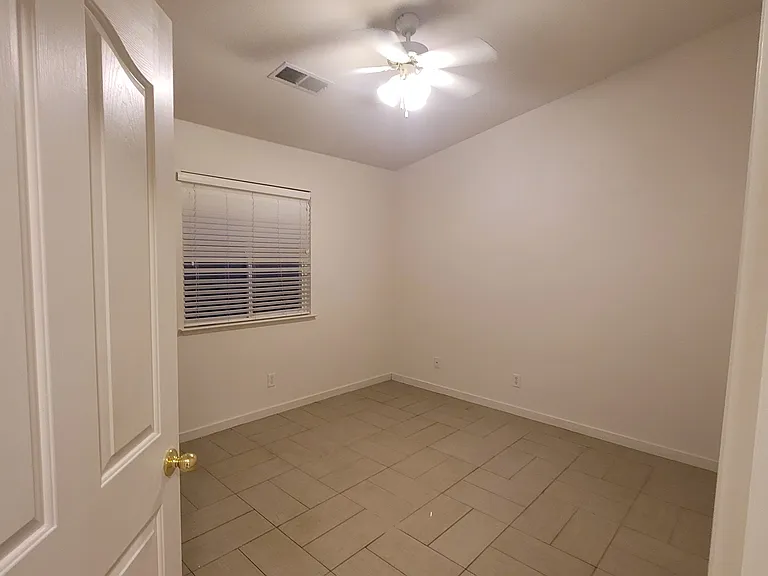 1033 Harbor Ct — Photo 14