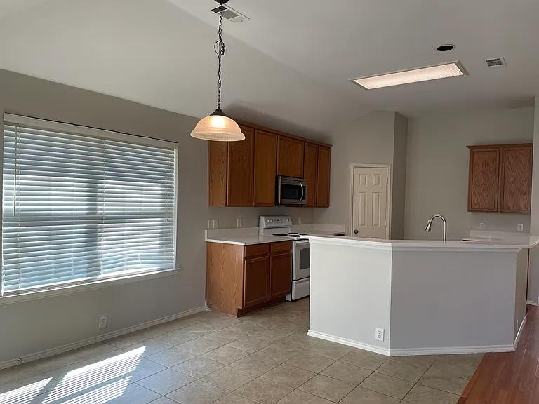 553 Presidio Dr — Photo 13