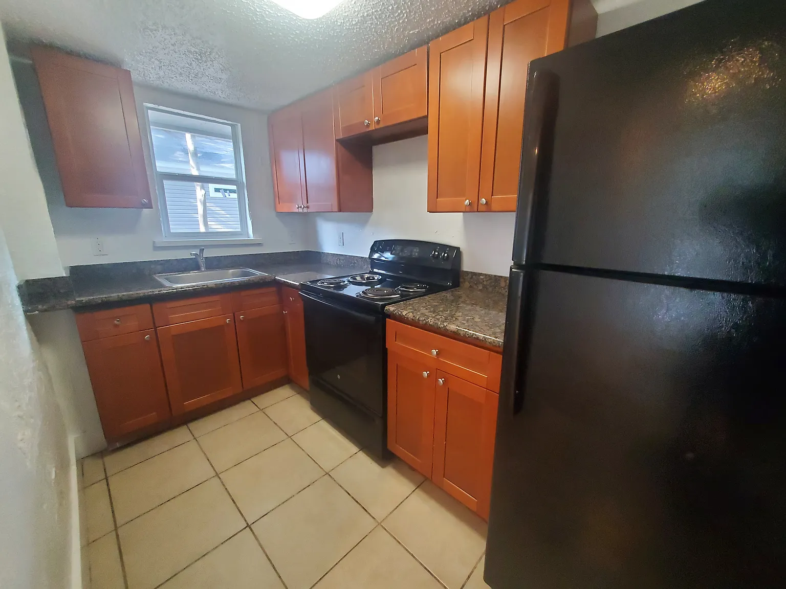 3 bed, 915 sqft, $1,950 — Photo 3