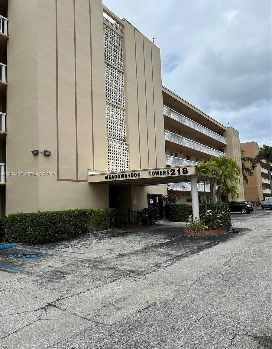 Meadowbrook Towers Condo — Photo 1