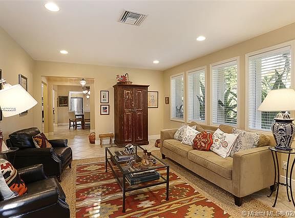 3rd image of 140 W Sunrise Ave