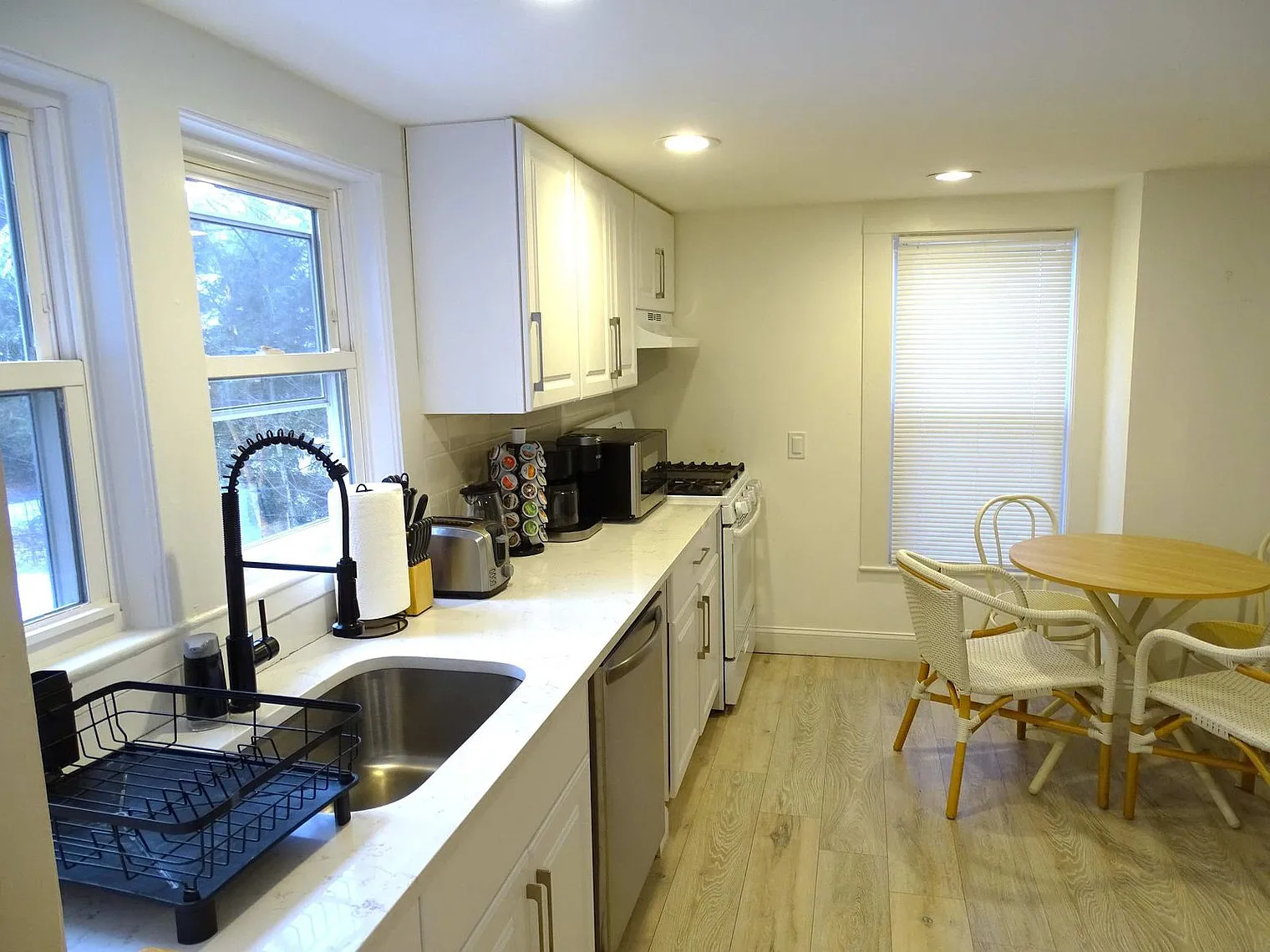 3 bed, 1.0 bath, 1097 sqft, $7,210 — Photo 4