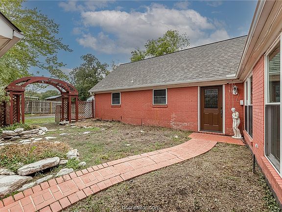 3rd image of 1203 Merry Oaks Dr