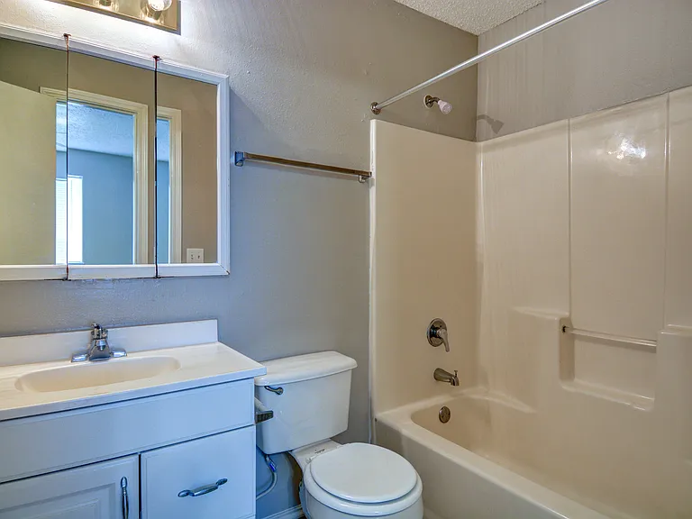 Las Violetas Apartments — Photo 15