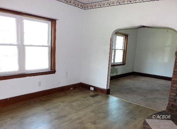 5th image of 182 Thresher St