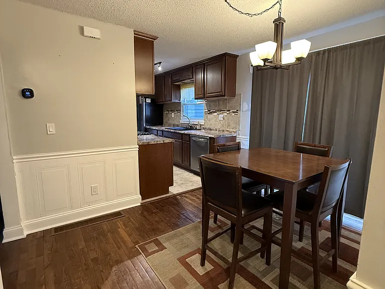 Table and rug can stay/is available to tenant