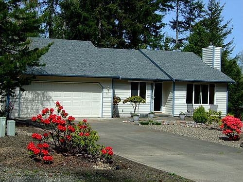 Beautiful and sunny front yard.