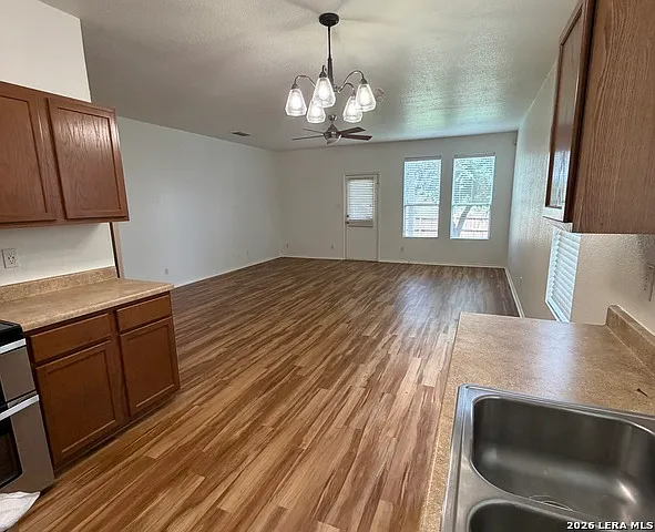 5 bed, 3.5 bath, 3030 sqft, $2,450 — Photo 2