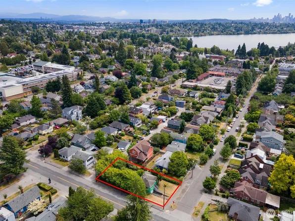 8256 Ashworth Avenue N, Seattle, WA 98103