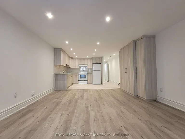 18 Coxwell Ave #LOWER — Photo 2