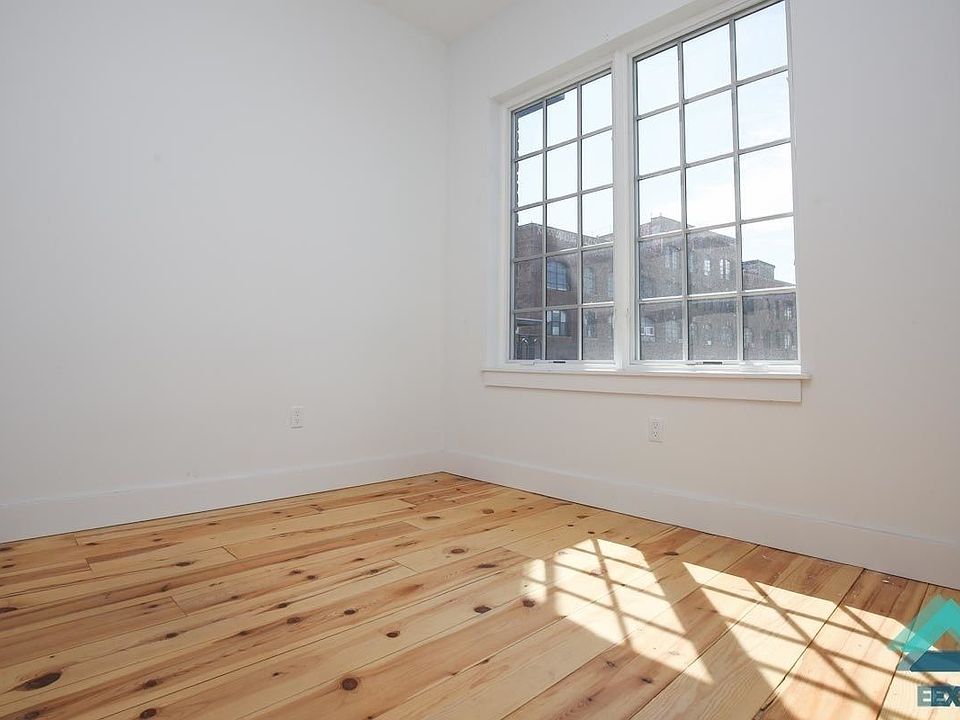 2nd image of 291 Metropolitan Ave #27NFL