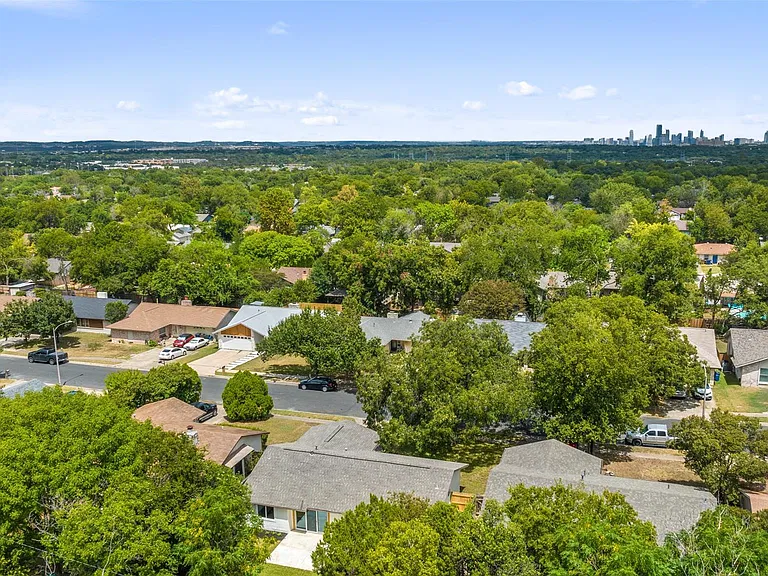 1111 Spearson Ln — Photo 35