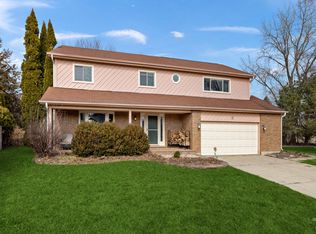 11 Spinnaker Ct, Grayslake, IL 60030