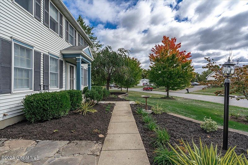 3rd image of 72 Ivywood Drive