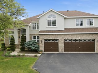 2210 Fieldcrest Dr, Mundelein, IL 60060