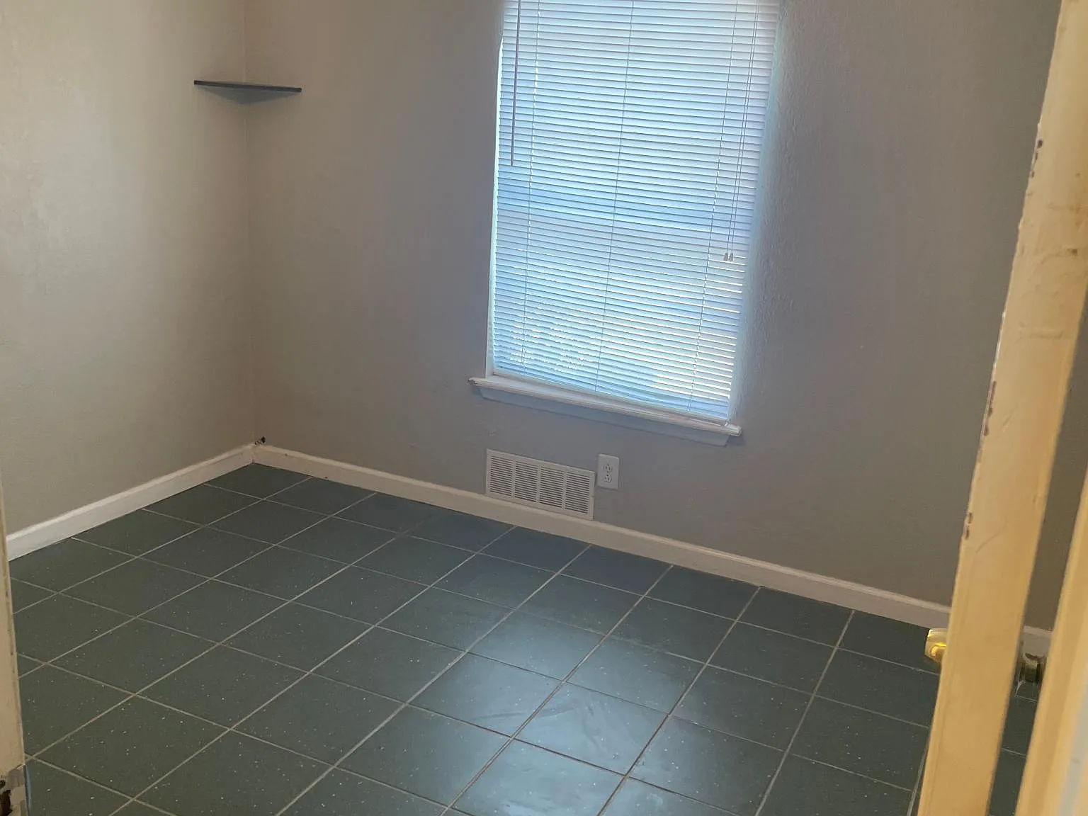3 bed, 1.5 bath, 1107 sqft, $1,650 — Photo 3