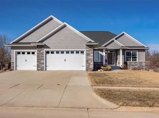 1022 Hunters Green Way, Marion, IA 52302