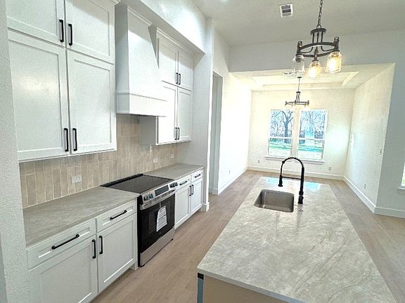 5th image of 1106 E 6th St